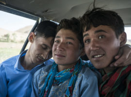 Ghorban, né un jour qui n'existe pas.
Sorhab et Mehrab, les demi-frères de Ghorban conduisent Ghorban à leur village. Yakawlang, Afghanistan, juillet 2017.